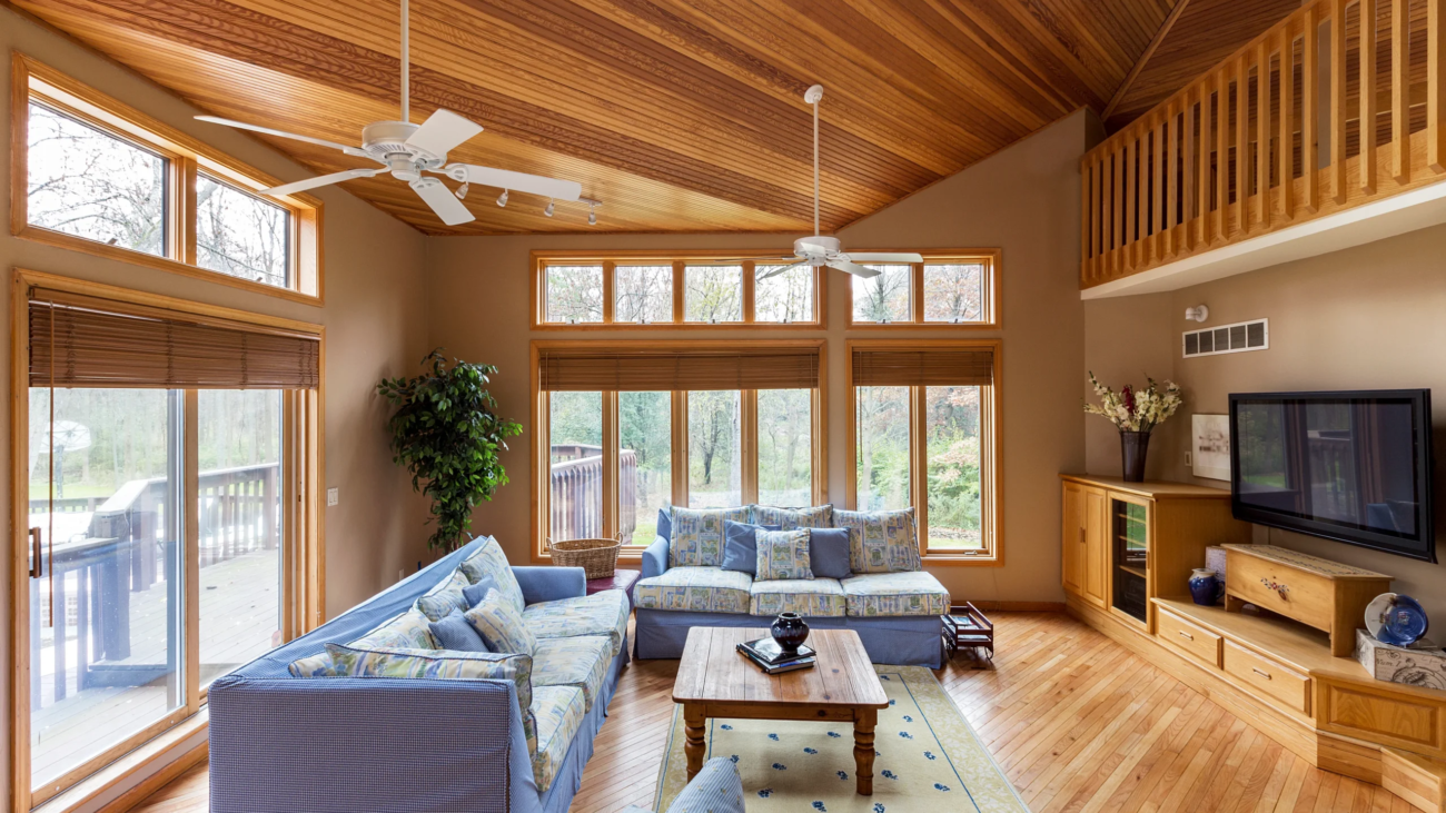 54679-hardwood-floor-and-ceilings-in-living-room-2025-04-03-20-32-22-utc